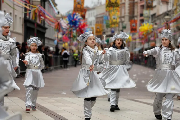 DJEČJA KARNEVALSKA POVORKA U RIJECI: Zamaskirani slatki&scaron;i pro&scaron;etali Korzom