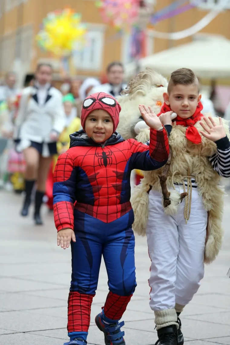 DJEČJA KARNEVALSKA POVORKA U RIJECI: Zamaskirani slatki&scaron;i pro&scaron;etali Korzom