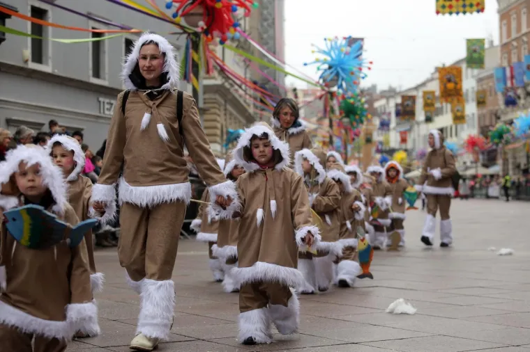 DJEČJA KARNEVALSKA POVORKA U RIJECI: Zamaskirani slatki&scaron;i pro&scaron;etali Korzom