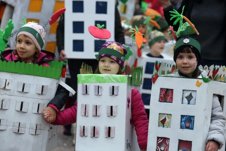 DJEČJA KARNEVALSKA POVORKA U RIJECI: Zamaskirani slatki&scaron;i pro&scaron;etali Korzom