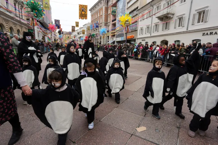 DJEČJA KARNEVALSKA POVORKA U RIJECI: Zamaskirani slatki&scaron;i pro&scaron;etali Korzom