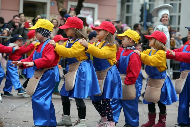 DJEČJA KARNEVALSKA POVORKA U RIJECI: Zamaskirani slatki&scaron;i pro&scaron;etali Korzom