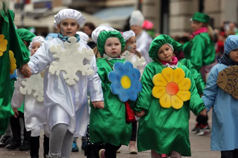 DJEČJA KARNEVALSKA POVORKA U RIJECI: Zamaskirani slatki&scaron;i pro&scaron;etali Korzom
