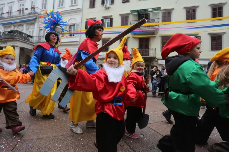 DJEČJA KARNEVALSKA POVORKA U RIJECI: Zamaskirani slatki&scaron;i pro&scaron;etali Korzom