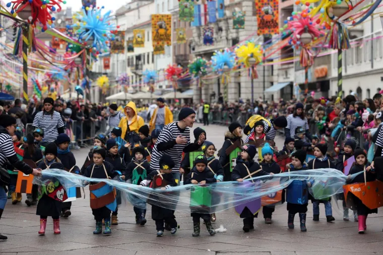 DJEČJA KARNEVALSKA POVORKA U RIJECI: Zamaskirani slatki&scaron;i pro&scaron;etali Korzom