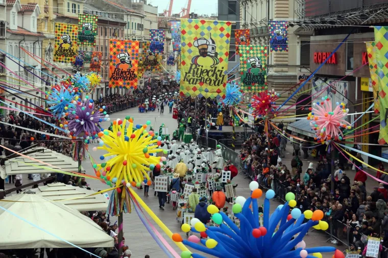 DJEČJA KARNEVALSKA POVORKA U RIJECI: Zamaskirani slatki&scaron;i pro&scaron;etali Korzom