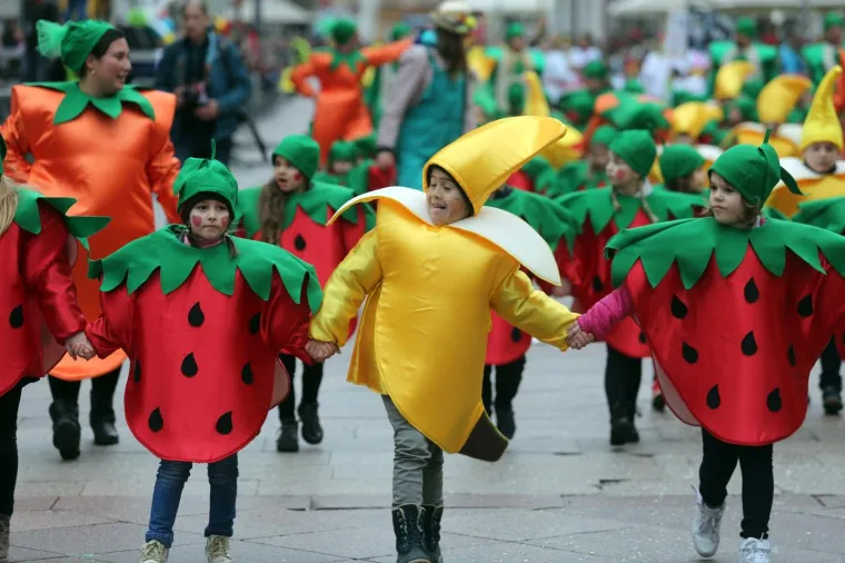 DJEČJA KARNEVALSKA POVORKA U RIJECI: Zamaskirani slatki&scaron;i pro&scaron;etali Korzom