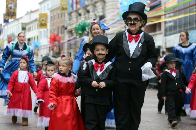 DJEČJA KARNEVALSKA POVORKA U RIJECI: Zamaskirani slatki&scaron;i pro&scaron;etali Korzom