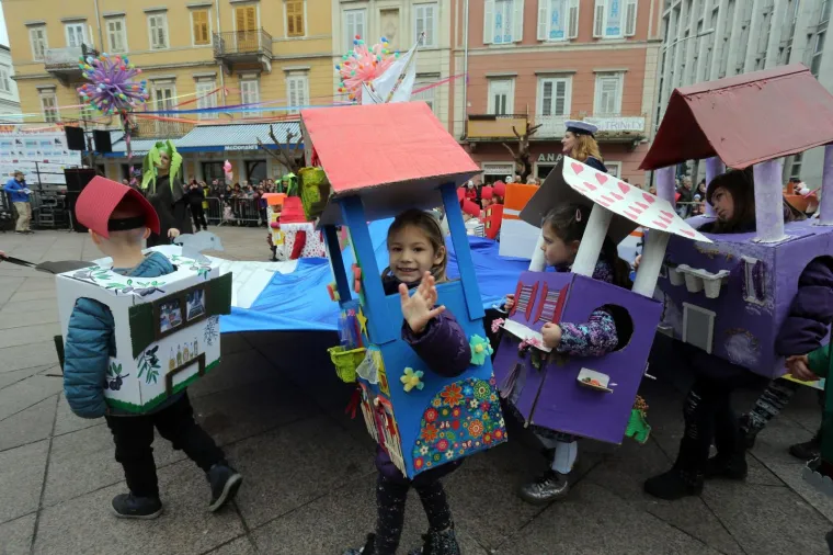 DJEČJA KARNEVALSKA POVORKA U RIJECI: Zamaskirani slatki&scaron;i pro&scaron;etali Korzom