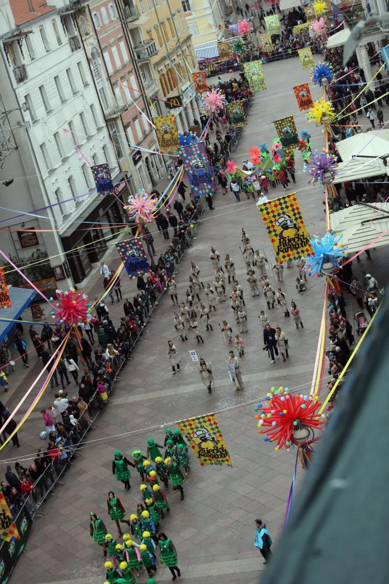 DJEČJA KARNEVALSKA POVORKA U RIJECI: Zamaskirani slatki&scaron;i pro&scaron;etali Korzom
