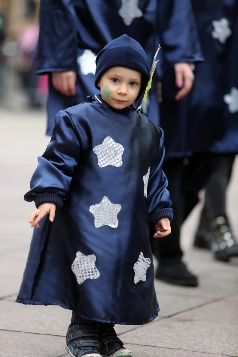 DJEČJA KARNEVALSKA POVORKA U RIJECI: Zamaskirani slatki&scaron;i pro&scaron;etali Korzom