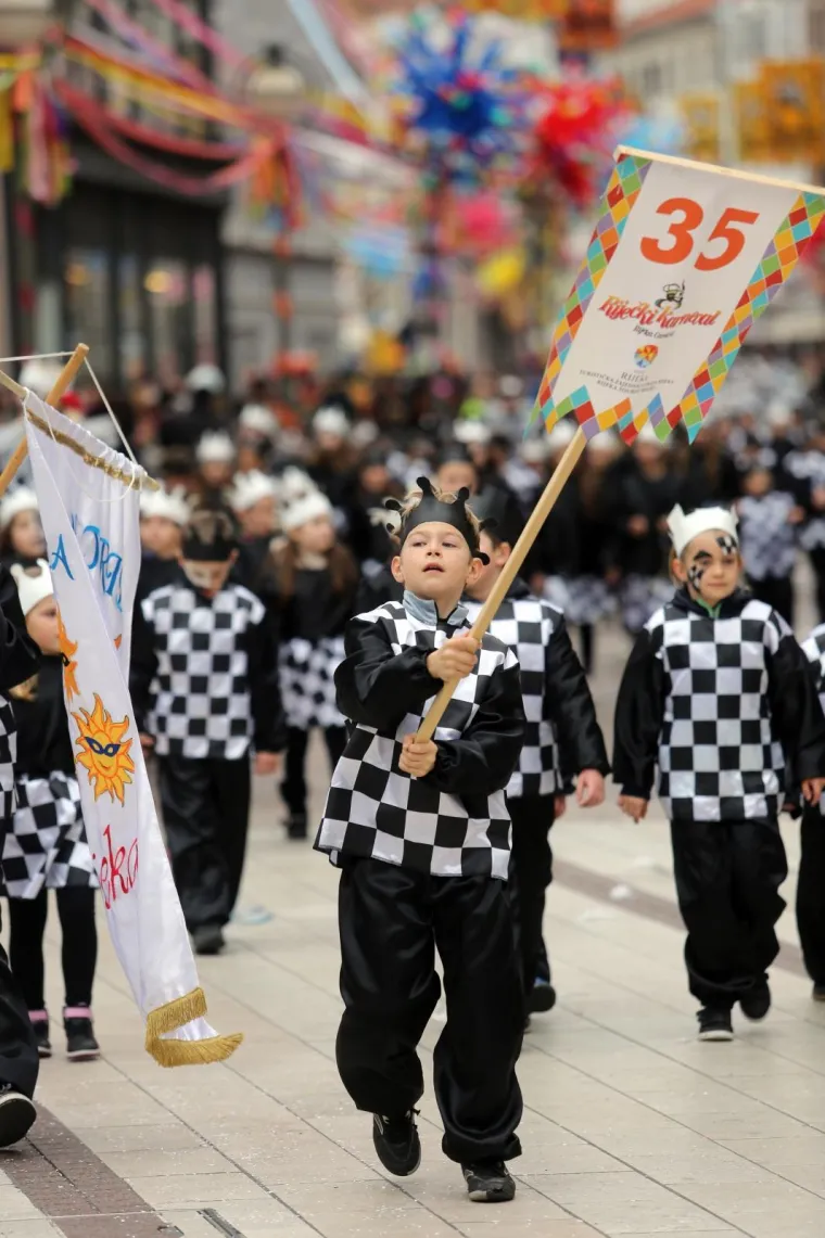 DJEČJA KARNEVALSKA POVORKA U RIJECI: Zamaskirani slatki&scaron;i pro&scaron;etali Korzom