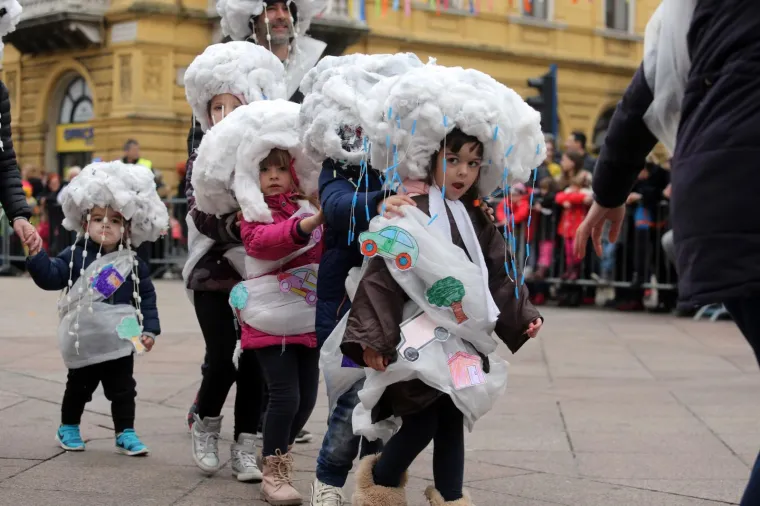 DJEČJA KARNEVALSKA POVORKA U RIJECI: Zamaskirani slatki&scaron;i pro&scaron;etali Korzom