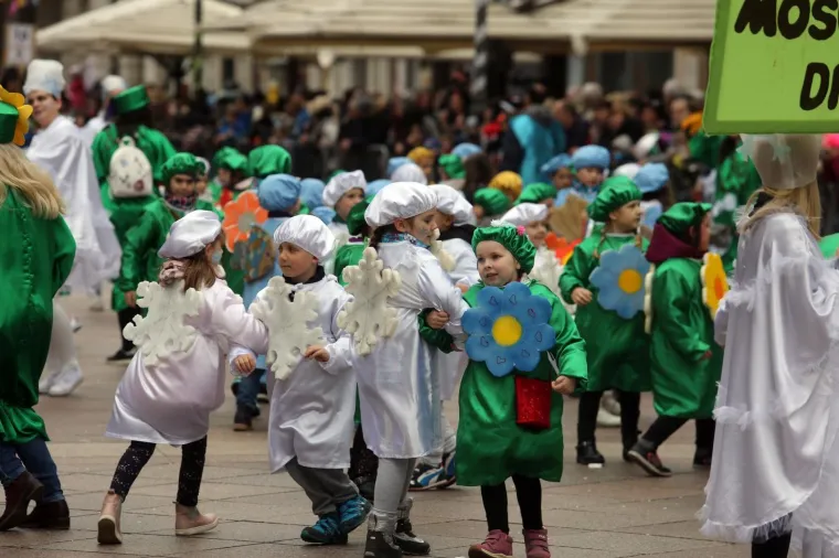 DJEČJA KARNEVALSKA POVORKA U RIJECI: Zamaskirani slatki&scaron;i pro&scaron;etali Korzom