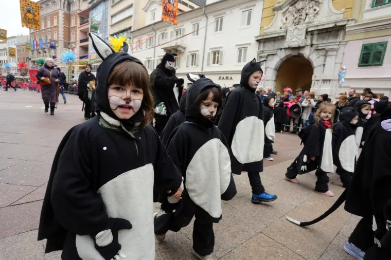 DJEČJA KARNEVALSKA POVORKA U RIJECI: Zamaskirani slatki&scaron;i pro&scaron;etali Korzom