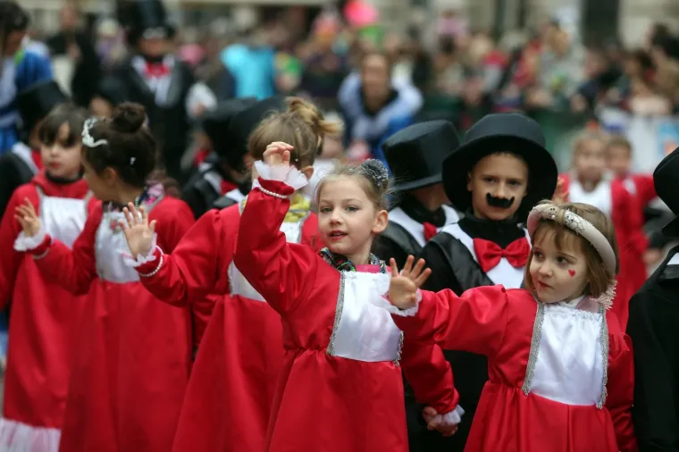 DJEČJA KARNEVALSKA POVORKA U RIJECI: Zamaskirani slatki&scaron;i pro&scaron;etali Korzom
