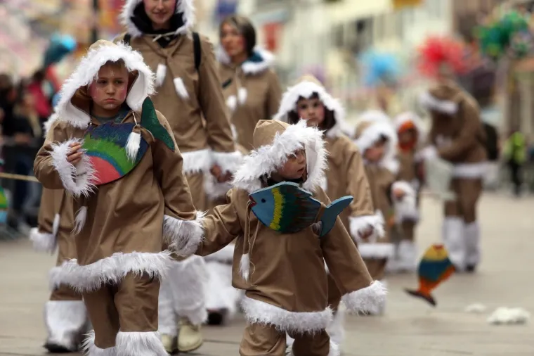 DJEČJA KARNEVALSKA POVORKA U RIJECI: Zamaskirani slatki&scaron;i pro&scaron;etali Korzom