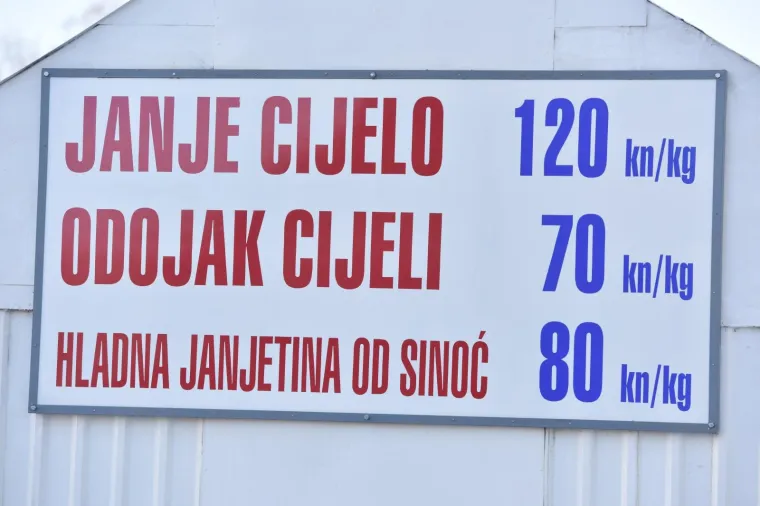 Kninski restoran Tri lovca izložio je cijene za janjetinu i odojka. No, ako slučajno ne dođete na svježe pečeno janje, sutradan ga možete dobiti po ne&scaron;to nižoj cijeni.