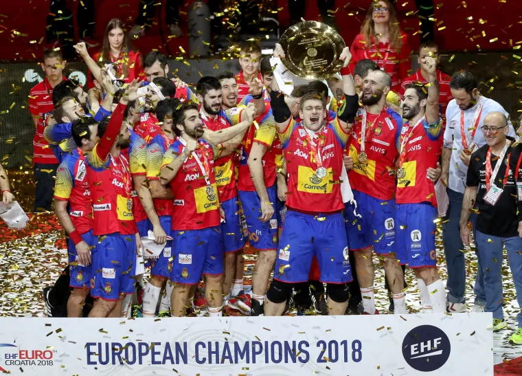 &Scaron;panjolska je zahvaljujući motu 'momčad ispred pojedinaca' osvojila prvi naslov eruopskog prvaka u povijesti. Nisu &Scaron;panjolci toliko kvalitetniji ni od Francuske ni od Danske, možda su čak i podređeni, no njihova sjajna taktika u polufinalu u finalu rezultirala je trijumfom. Nezaustavljivim Francuzima &Scaron;panjolci su postavili obranu s tri isturena igrača koji su onemogćavali njihov protok lopte i agresivno&scaron;ću zaustavili svaki poku&scaron;aj francuskih akcija. Isto su nakon lo&scaron;eg prvog poluvremena 'prodali' i &Scaron;veđanima u polufinalu i na kraju su se zasluženo okitili naslovom.