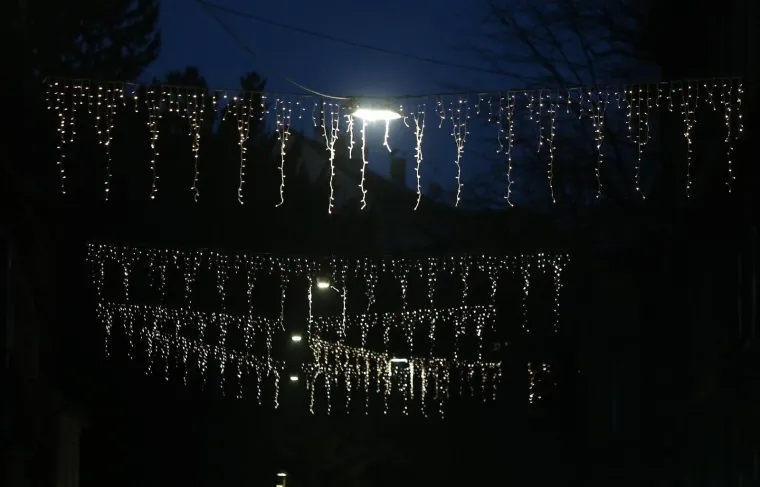 Iako je s Trga bana Josipa Jelačića uklonjena jelka u većini okolnih ulica ukrasne lampice jo&scaron;  stoje.  Službeno obja&scaron;enjenje grada je da Zagreb jo&scaron; blje&scaron;ti zbog Europskog rukomentog prvenstva, koje je jučer zavr&scaron;eno.  Osim potro&scaron;nje energije, problem je i svjetlosno zagađenje.