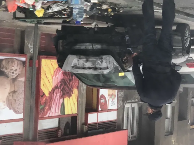 Tri automobila o&scaron;tećena su u požaru koji je jutros, ne&scaron;to iza pet sati, planuo u Zvonimirovoj ulici ispred kućnog broja 53.  Kako doznajemo, vatra je vjerojatno planula u jednom od kontejnera u koji je odbačeno ne&scaron;to zapaljivo. Vrlo brzo požar se pro&scaron;irio i na drugi kontejner, a zatim i na parkirana vozila.