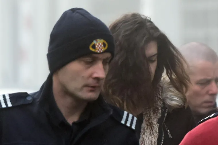 FATALNA NU&Scaron;A PRIVEDENA NA SUD: Biv&scaron;eg dečka po noći izmamila iz kuće i ubila ga nožem