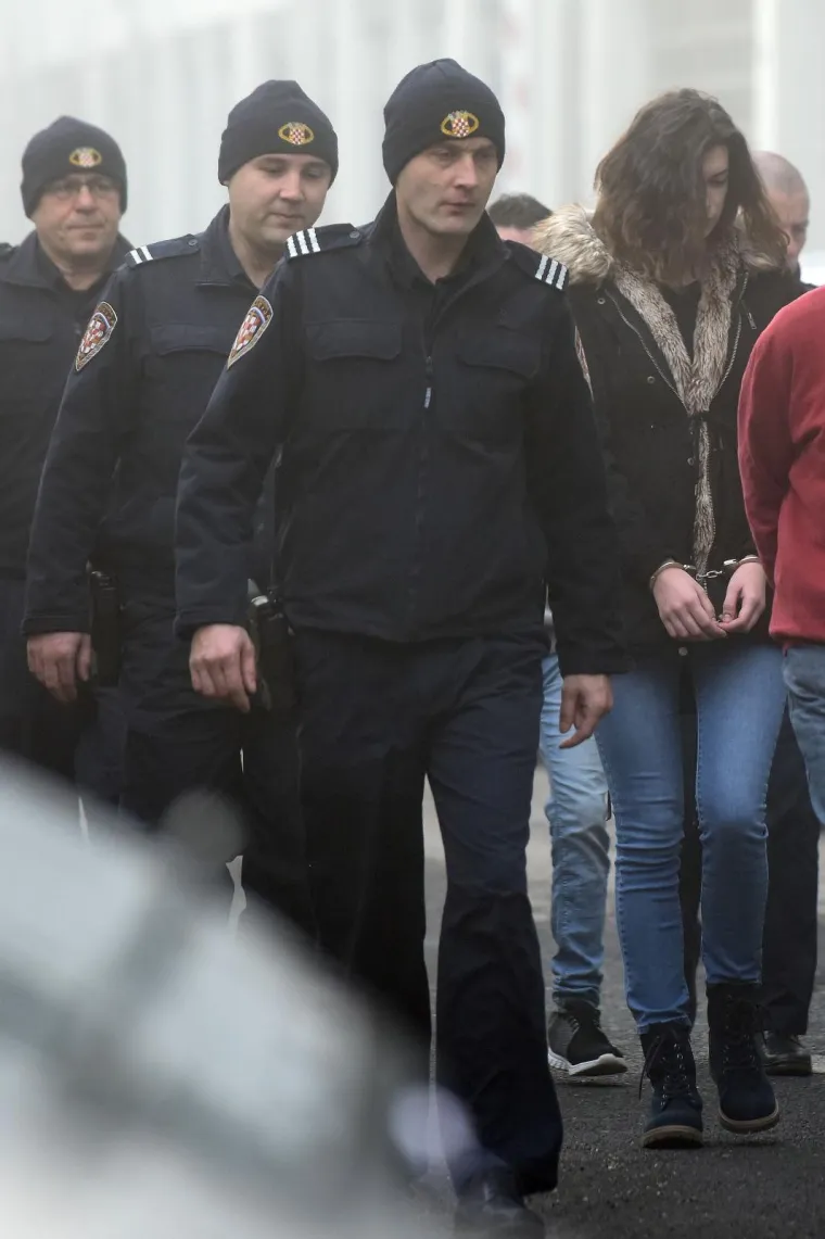 FATALNA NU&Scaron;A PRIVEDENA NA SUD: Biv&scaron;eg dečka po noći izmamila iz kuće i ubila ga nožem