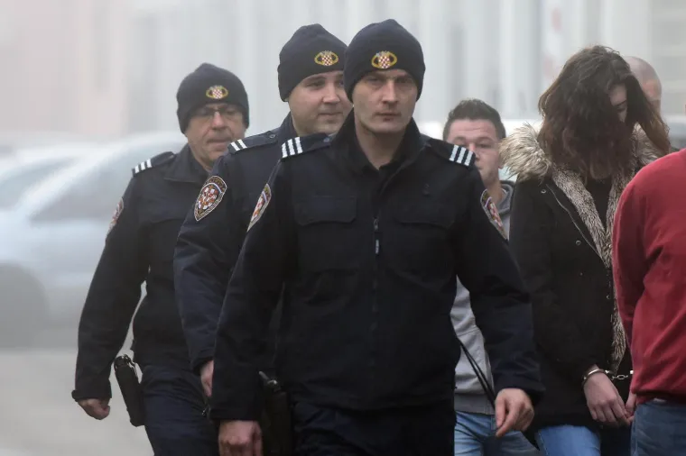 FATALNA NU&Scaron;A PRIVEDENA NA SUD: Biv&scaron;eg dečka po noći izmamila iz kuće i ubila ga nožem