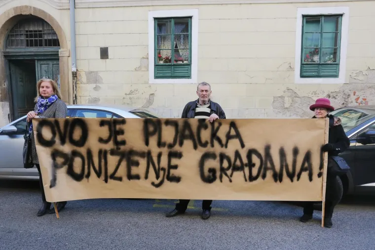 'Ako se ne zna tko sam, hitit ću bilo kam': prosvjed ispred Gradske skup&scaron;tine u vezi prikupljanja i naplate odvoza otpada