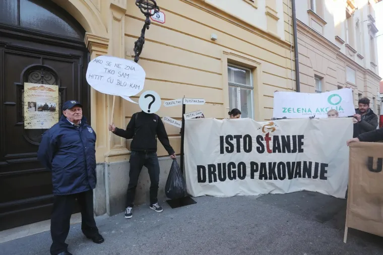 'Ako se ne zna tko sam, hitit ću bilo kam': prosvjed ispred Gradske skup&scaron;tine u vezi prikupljanja i naplate odvoza otpada