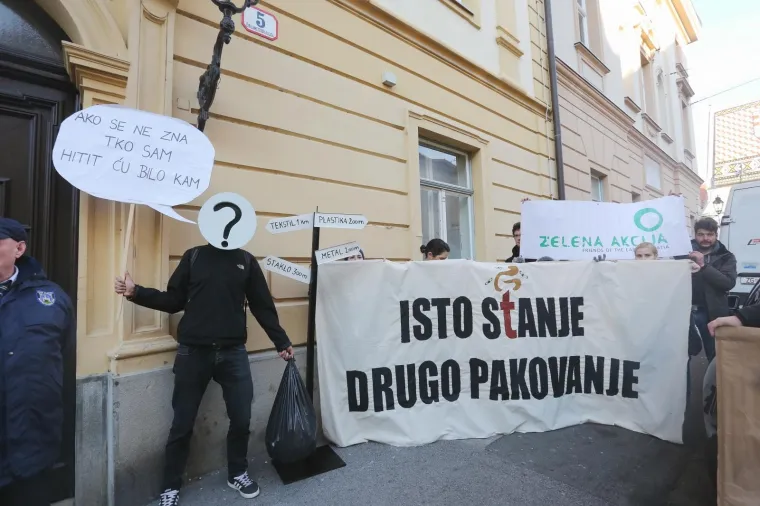'Ako se ne zna tko sam, hitit ću bilo kam': prosvjed ispred Gradske skup&scaron;tine u vezi prikupljanja i naplate odvoza otpada