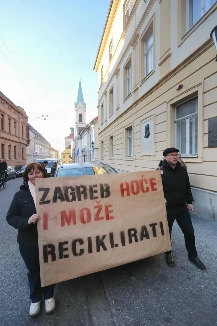 'Ako se ne zna tko sam, hitit ću bilo kam': prosvjed ispred Gradske skup&scaron;tine u vezi prikupljanja i naplate odvoza otpada