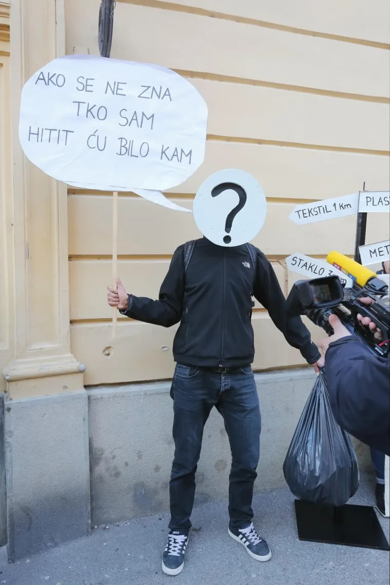 'Ako se ne zna tko sam, hitit ću bilo kam': prosvjed ispred Gradske skup&scaron;tine u vezi prikupljanja i naplate odvoza otpada