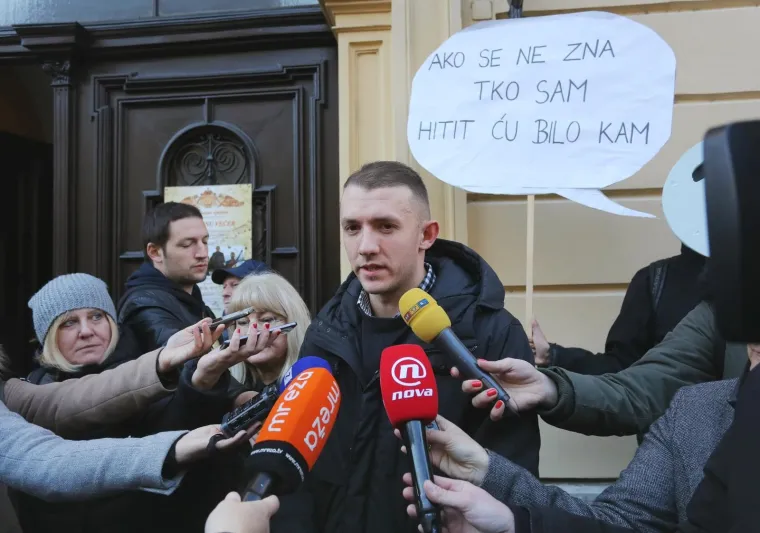 'Ako se ne zna tko sam, hitit ću bilo kam': prosvjed ispred Gradske skup&scaron;tine u vezi prikupljanja i naplate odvoza otpada