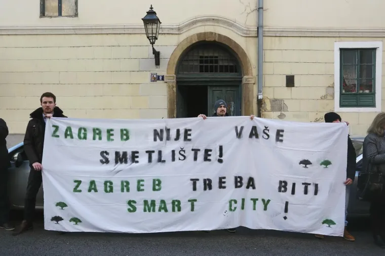 'Ako se ne zna tko sam, hitit ću bilo kam': prosvjed ispred Gradske skup&scaron;tine u vezi prikupljanja i naplate odvoza otpada