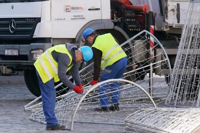 Početak veljače, a tek sad se uklanjanju božićni i novogodi&scaron;nji ukrasi s Markovog trga