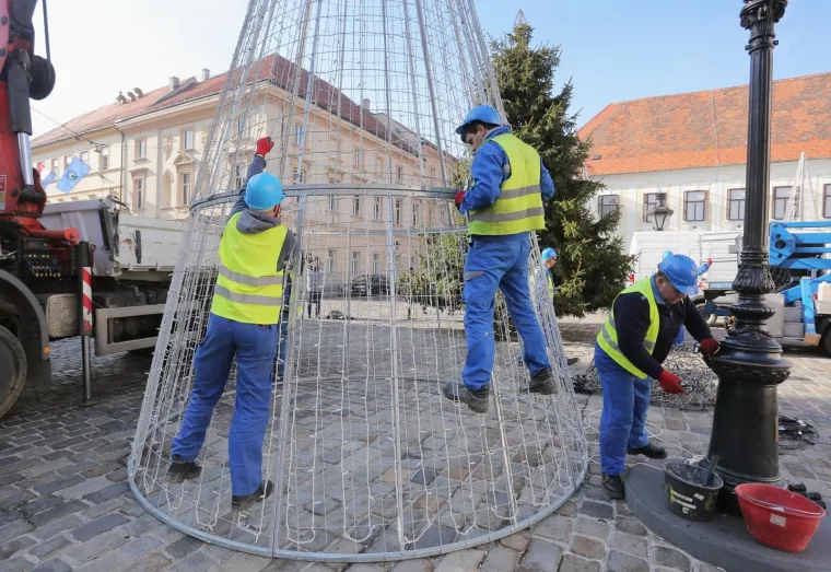 Početak veljače, a tek sad se uklanjanju božićni i novogodi&scaron;nji ukrasi s Markovog trga