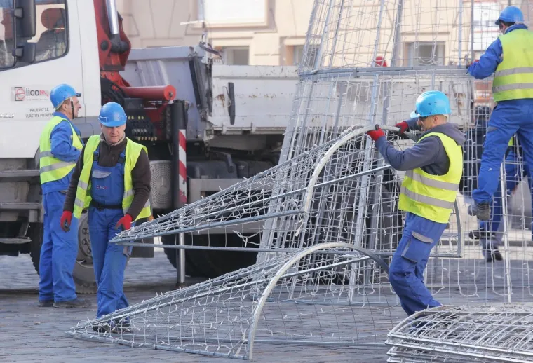 Početak veljače, a tek sad se uklanjanju božićni i novogodi&scaron;nji ukrasi s Markovog trga