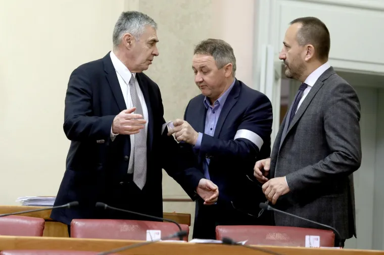 Saborski zastupnici Stevo Culej i Željko Glasnović stavili su povodom 27. godišnjice tragedije u Tovarniku bijele trake kakve su nosili Hrvati u okupiranom Tovaniku. Sabor RH je 7. sjednicu, nakon uobičajenih stanki zbog raznih tema, nastavio raspravom o prijedlogu zakona o poljoprivrednom zemljištu.