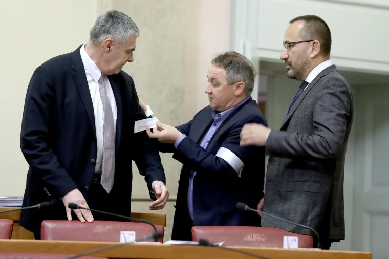 SJEĆANJE NA TRAGEDIJU: Saborski zastupnici stavili bijele trake kakve su nosili Hrvati u okupiranom Tovarniku