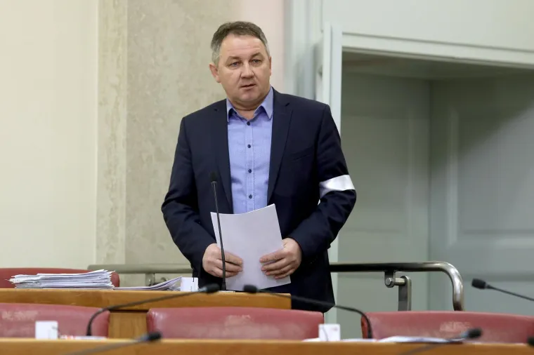 SJEĆANJE NA TRAGEDIJU: Saborski zastupnici stavili bijele trake kakve su nosili Hrvati u okupiranom Tovarniku