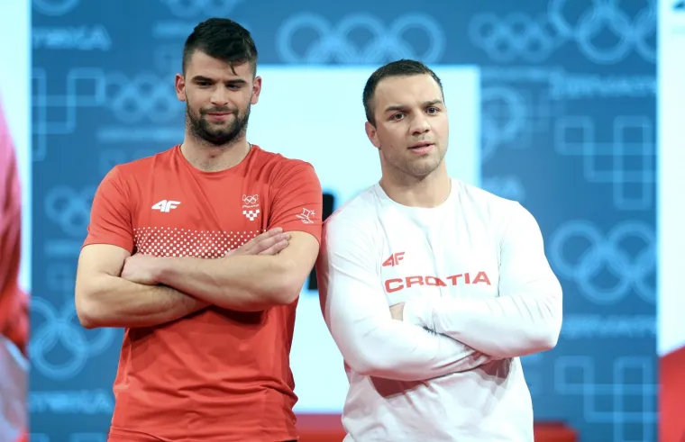 SEKSI PLESAČICE ISPRATILE OLIMPIJCE: Predstavljeni sportaši koji će zastupati Hrvatsku u Pjongčangu