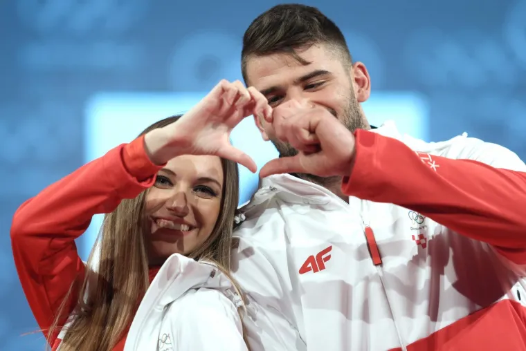 SEKSI PLESAČICE ISPRATILE OLIMPIJCE: Predstavljeni sportaši koji će zastupati Hrvatsku u Pjongčangu