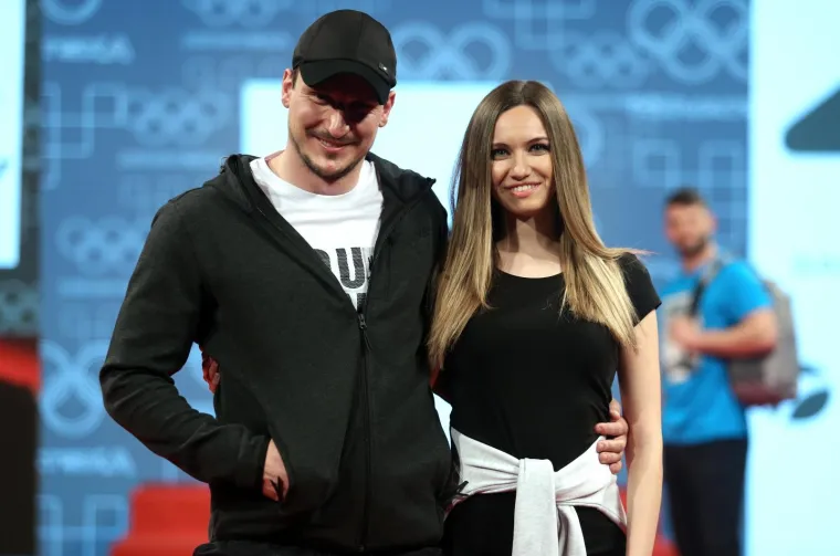 SEKSI PLESAČICE ISPRATILE OLIMPIJCE: Predstavljeni sportaši koji će zastupati Hrvatsku u Pjongčangu