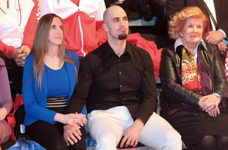 SEKSI PLESAČICE ISPRATILE OLIMPIJCE: Predstavljeni sporta&scaron;i koji će zastupati Hrvatsku u Pjongčangu