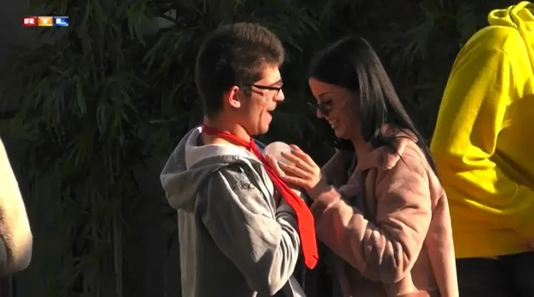 Anezi legla na Bojana, dok je Antonio stavio led u gaće. Luka i Zebo ostali su samo u kratkim hlačama i stavili led između tijela te se zagrljeni trljali jedan o drugoga. Orky je ležao na podu, stavio je led na prsa, a Ana se trljala stražnjicom o led.