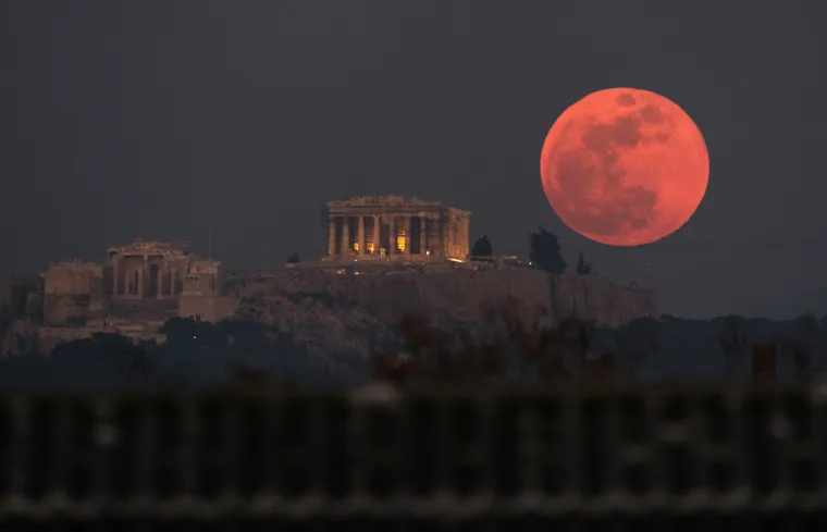 Rijedak astronomski događaj - 'superkrvavi plavi Mjesec' - jučer se sat i 16 minuta mogao vidjeti s nekih dijelova Zemlje, i to prvi put nakon 36 godina. Spojile su se tri neobične lunarne pojave, supermjesec, plavi Mjesec i potpunu pomrčinu Mjeseca. Nažalost, veći dio Europe (izuzev južnog dijela Starog kontinenta) nije među mjestima s kojih će ovaj rijedak događaj biti vidljiv. U njemu su mogli uživati u Sjevernoj Americi, Aziji, na Bliskom istoku, u Rusiji i Australiji.