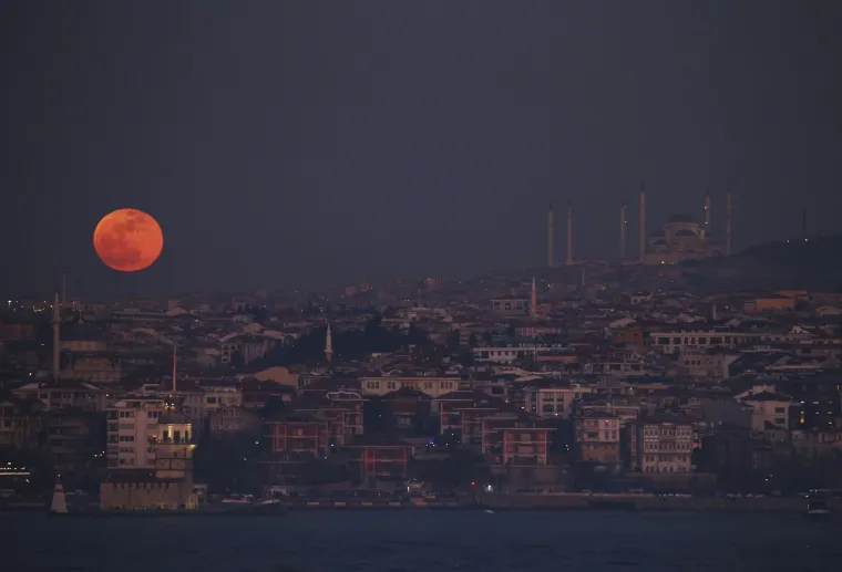 Rijedak astronomski događaj - 'superkrvavi plavi Mjesec' - jučer se sat i 16 minuta mogao vidjeti s nekih dijelova Zemlje, i to prvi put nakon 36 godina. Spojile su se tri neobične lunarne pojave, supermjesec, plavi Mjesec i potpunu pomrčinu Mjeseca. Nažalost, veći dio Europe (izuzev južnog dijela Starog kontinenta) nije među mjestima s kojih će ovaj rijedak događaj biti vidljiv. U njemu su mogli uživati u Sjevernoj Americi, Aziji, na Bliskom istoku, u Rusiji i Australiji.