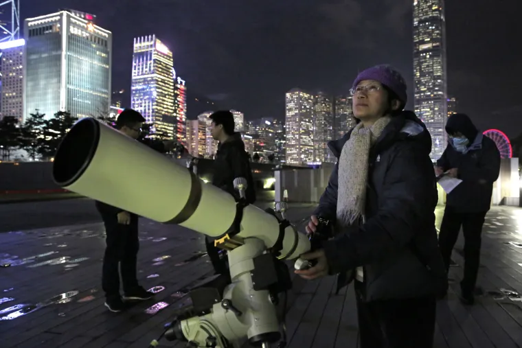 Rijedak astronomski događaj - 'superkrvavi plavi Mjesec' - jučer se sat i 16 minuta mogao vidjeti s nekih dijelova Zemlje, i to prvi put nakon 36 godina. Spojile su se tri neobične lunarne pojave, supermjesec, plavi Mjesec i potpunu pomrčinu Mjeseca. Nažalost, veći dio Europe (izuzev južnog dijela Starog kontinenta) nije među mjestima s kojih će ovaj rijedak događaj biti vidljiv. U njemu su mogli uživati u Sjevernoj Americi, Aziji, na Bliskom istoku, u Rusiji i Australiji.