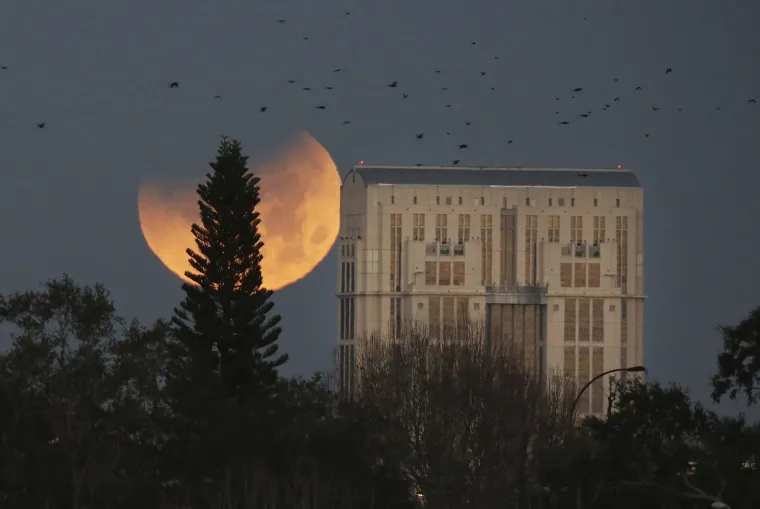 Rijedak astronomski događaj - 'superkrvavi plavi Mjesec' - jučer se sat i 16 minuta mogao vidjeti s nekih dijelova Zemlje, i to prvi put nakon 36 godina. Spojile su se tri neobične lunarne pojave, supermjesec, plavi Mjesec i potpunu pomrčinu Mjeseca. Nažalost, veći dio Europe (izuzev južnog dijela Starog kontinenta) nije među mjestima s kojih će ovaj rijedak događaj biti vidljiv. U njemu su mogli uživati u Sjevernoj Americi, Aziji, na Bliskom istoku, u Rusiji i Australiji.